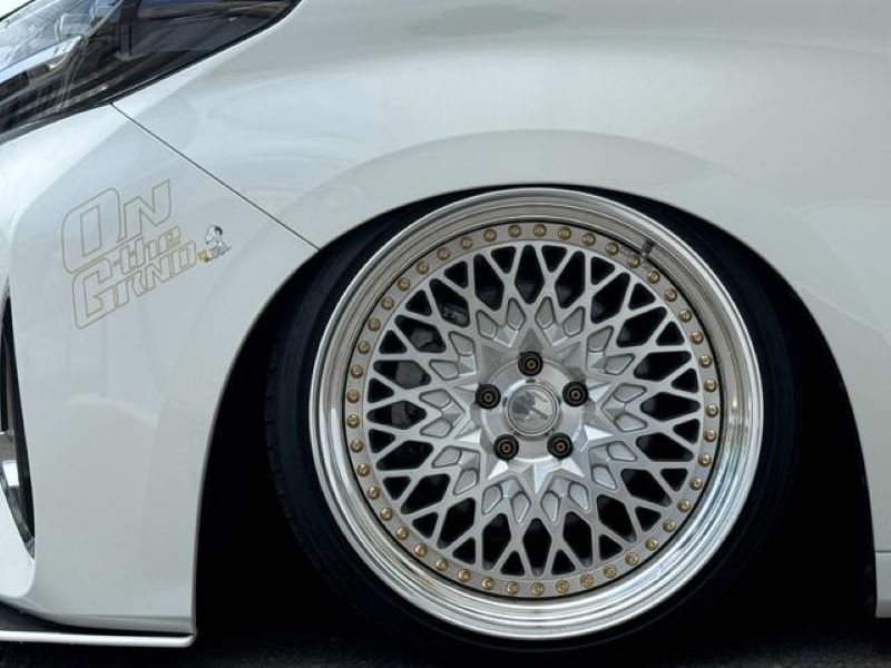 WORKホイールを装着した30アルファード