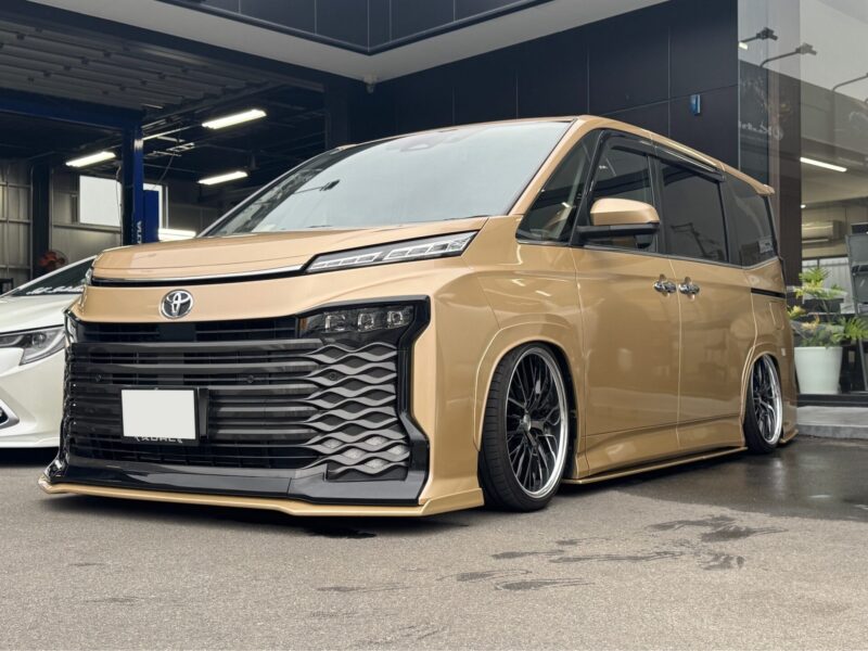 納車ブログ】祝！世界初！？トヨタ 90VOXY ゴールドラッピング仕様をご