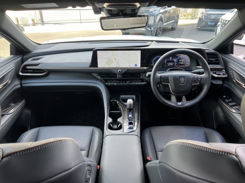 販売中のクラウンスポーツの内装