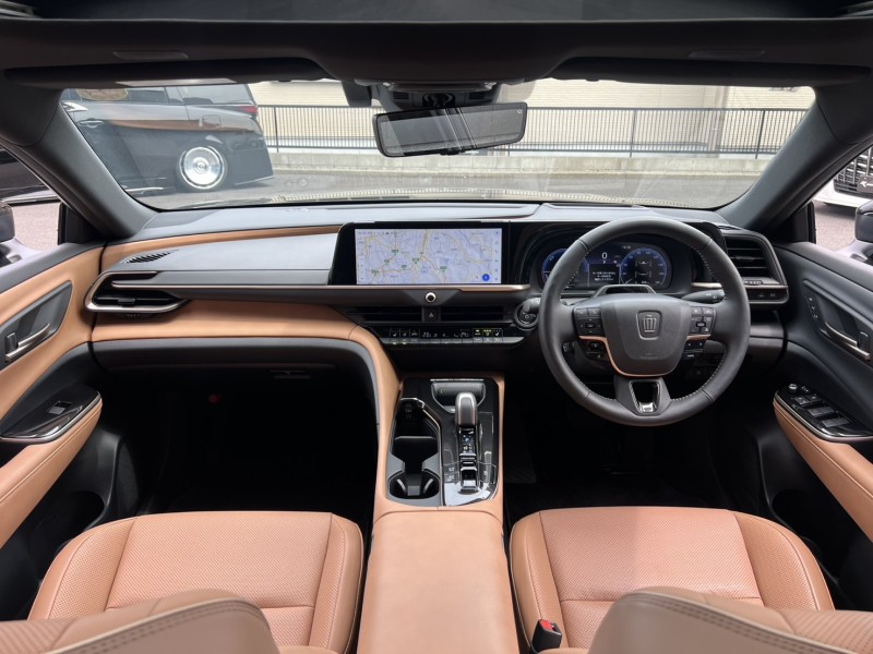 KUHL KARS AICHIにて販売中のクラウンスポーツの内装