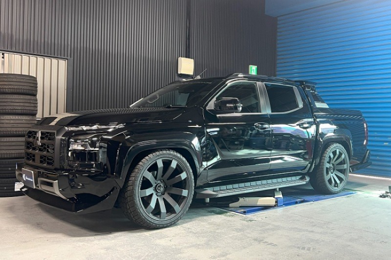 ローダウン車高調を装着した三菱トライトン