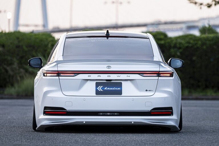 KUHLのエアロパーツを装着したクラウンセダンのリアビュー