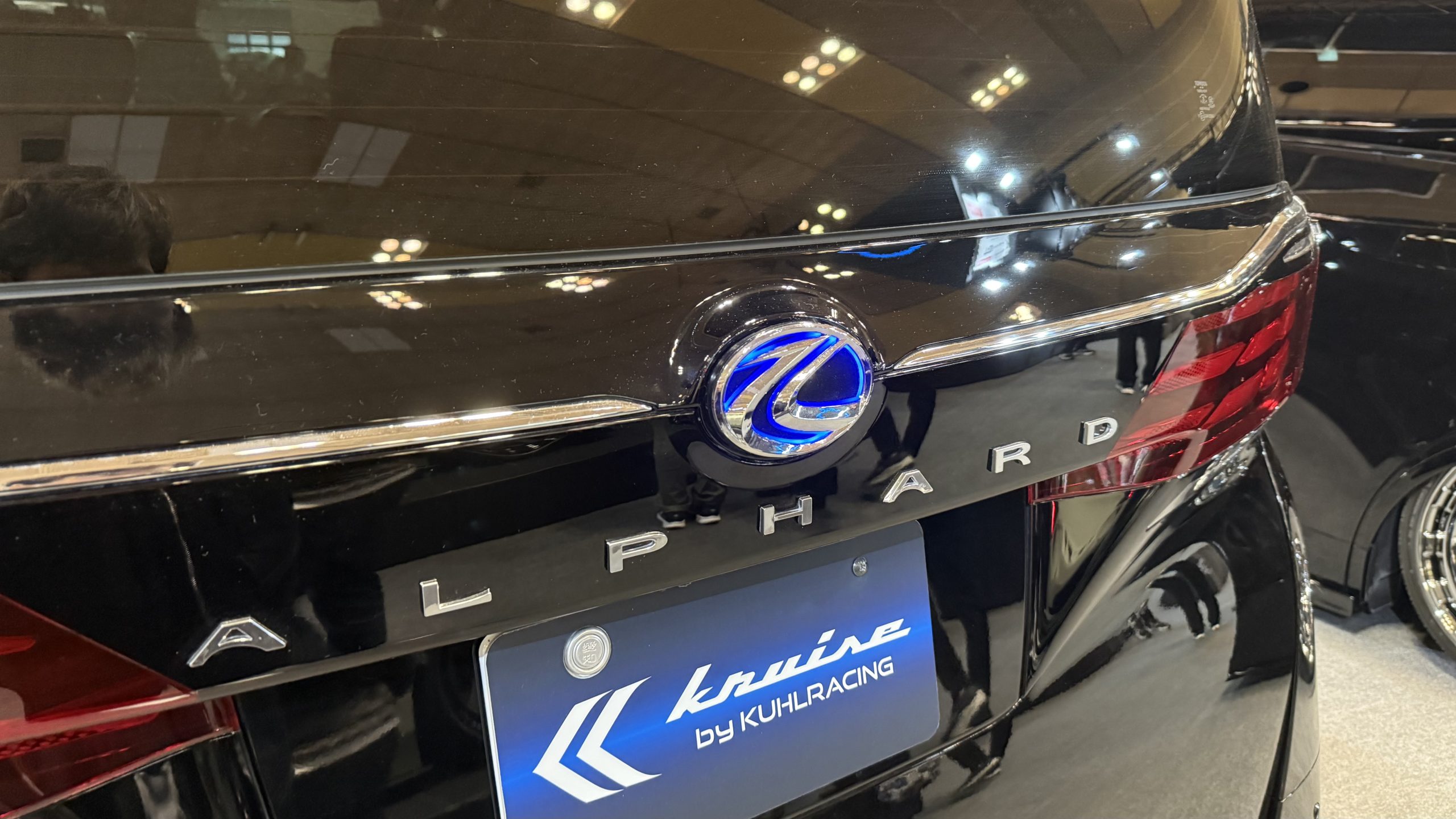 40アルファード実車のリア中央に装着された青色LEDで発光するエンブレムのクローズアップ。