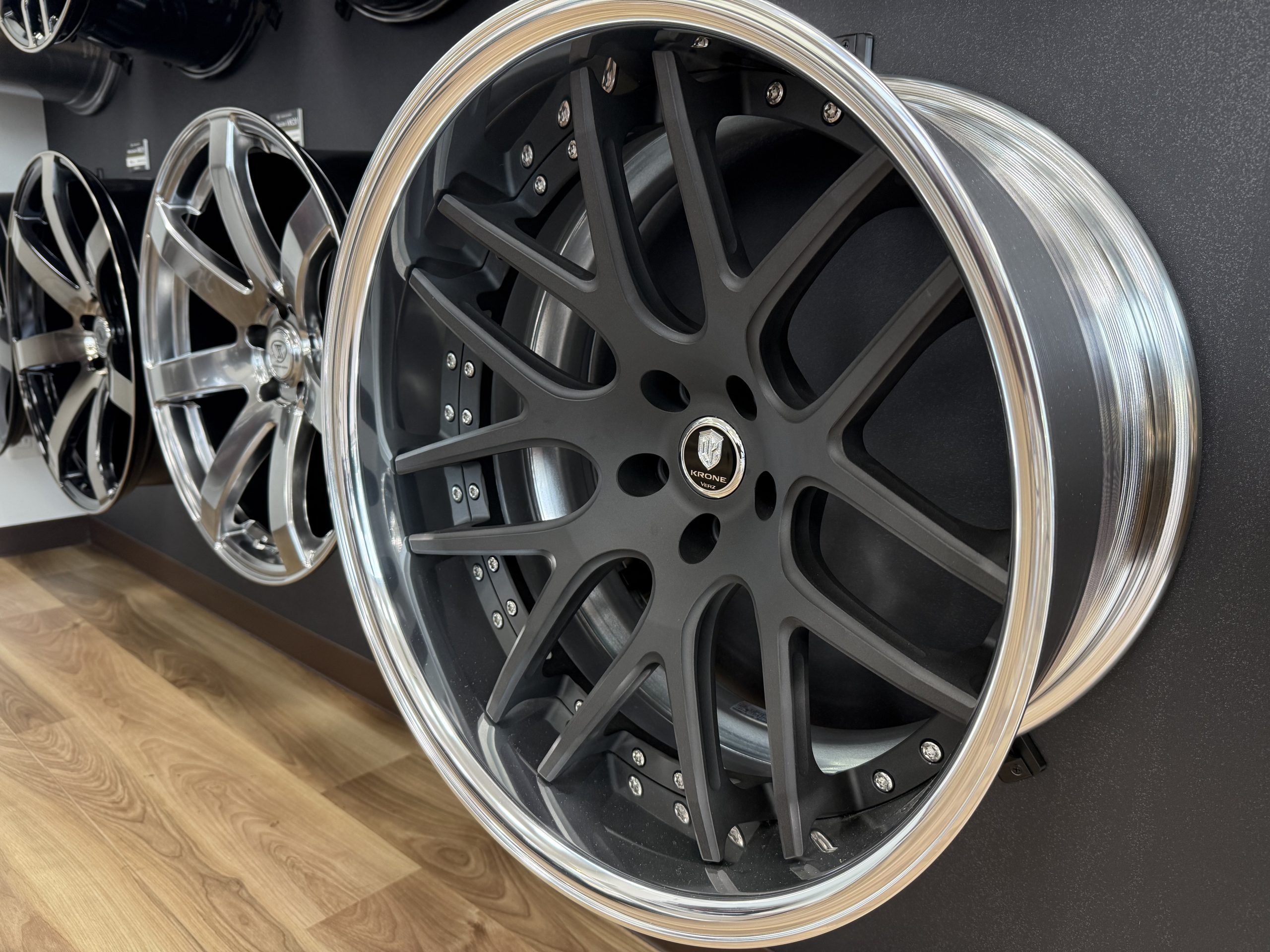 福岡店ホイール展示入れ替え｜VERZ最新モデル追加 ｜ KUHL(クール)