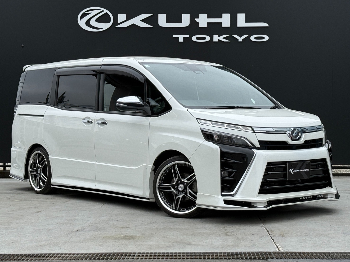 80ヴォクシー即納特選中古車入庫！！】ファミリーカーでもカスタムを