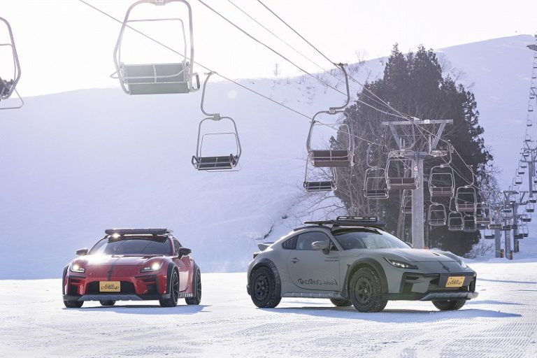 雪山を走行するルーフラックとオフロード装備をつけたカスタムスポーツカー。
