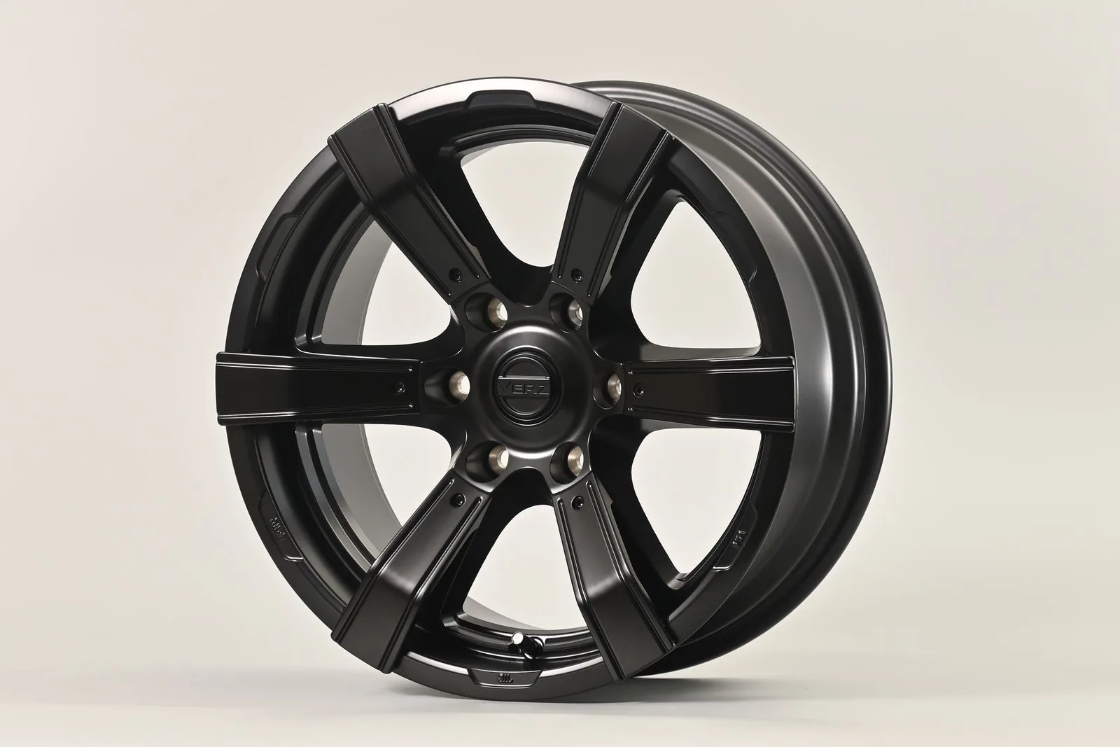 【標準装備】VERZ-KROSS X6 18インチアルミホイール+ダンロップ 国産タイヤ