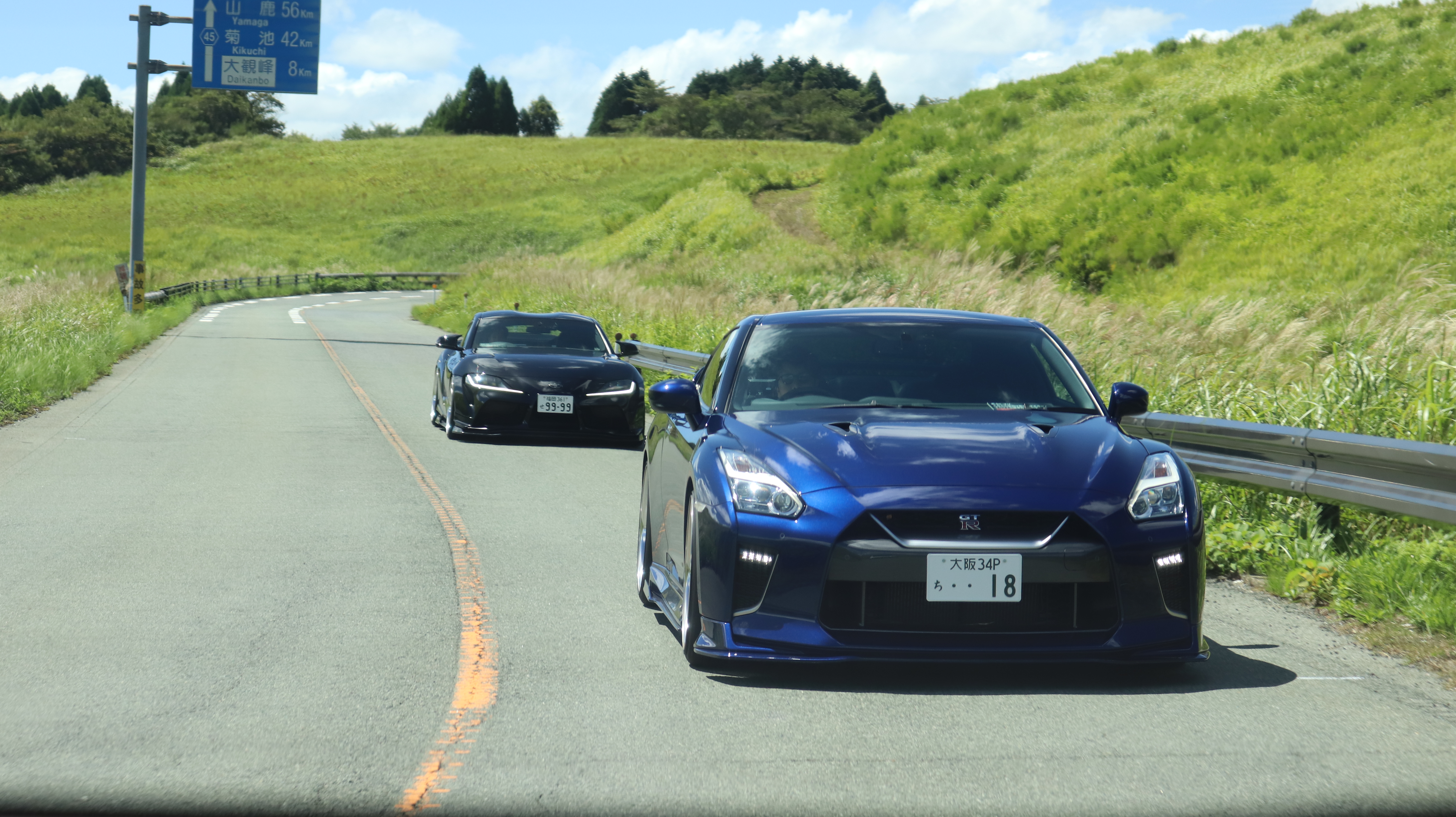 阿蘇の道をカスタムカーでドライブ