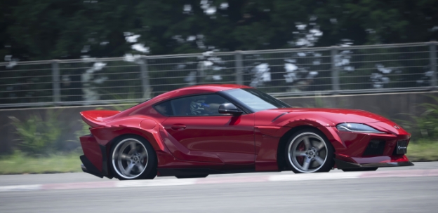 サーキットを走行する赤い車