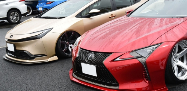 カスタムされた赤い車とゴールドの車が並んでいる
