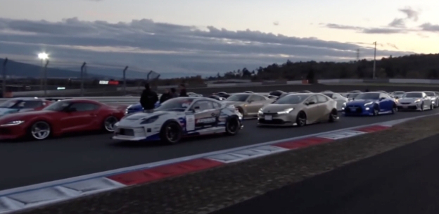 サーキットに並ぶ複数のカスタムカー。