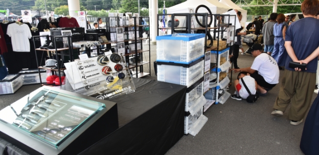 KUHLのグッズが並んでいる