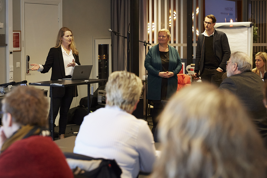 Lill Carin Jacoksen, Cathrine Håkonsen og Johannes Hafnor snakker foran tilhørere på ledersamling