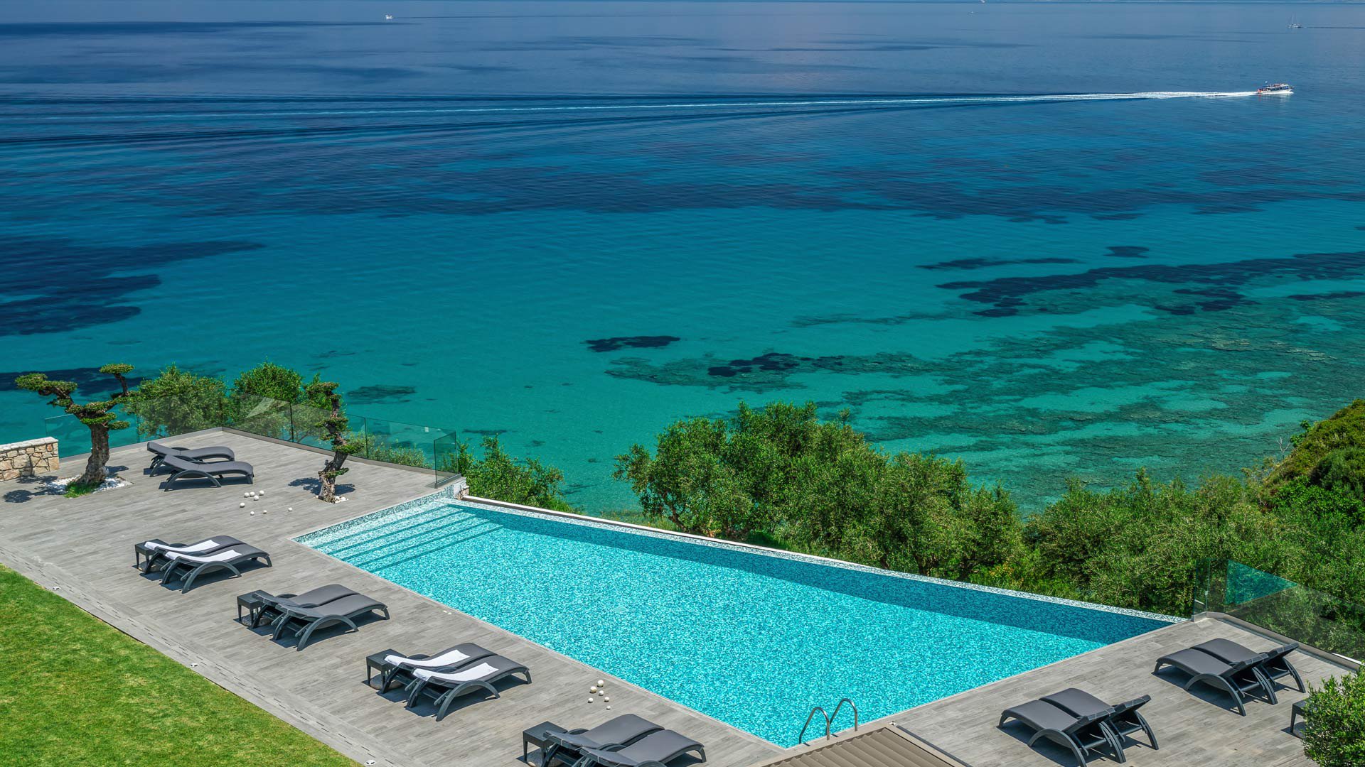 The sunbeds and the infinity pool