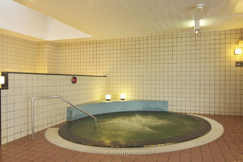 Kiranoyu enhances your relaxation with a jacuzzi in the expansive Western-style public bath