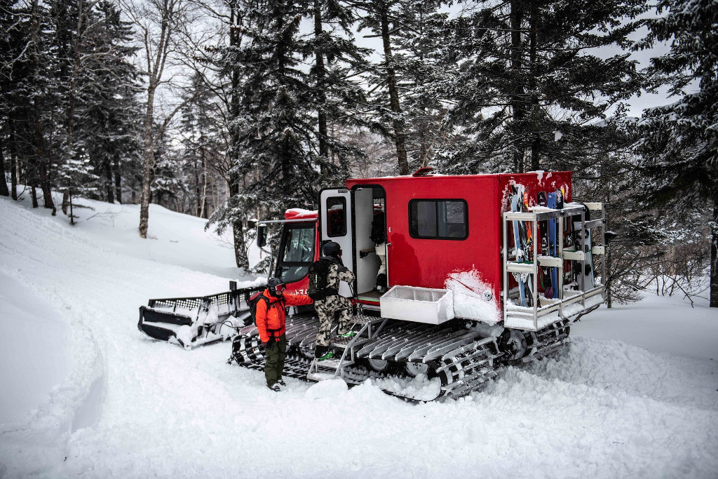 hoạt động mùa đông ở Niseko: Cat skiing: Sự mê hoặc giữa mùa đông quyến rũ