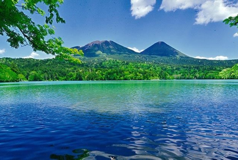 Mysterious Onneto Lake that Changes into Five Colors