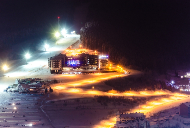 What are the advantages of night skiing in Niseko?