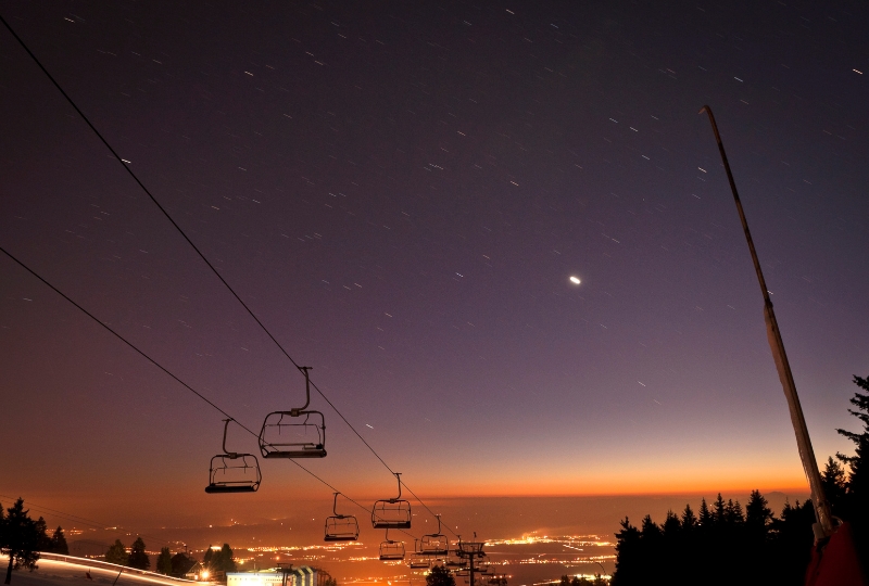 What are the advantages of night skiing in Niseko?