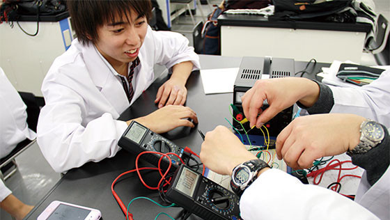 カリキュラム　医療機器の原理を学ぶ「電気・電子工学実習」