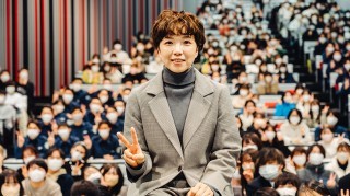 ニュース・最新情報｜スピードスケート女子五輪金メダリスト小平奈緒氏が学生に向けて特別講義・対談を実施