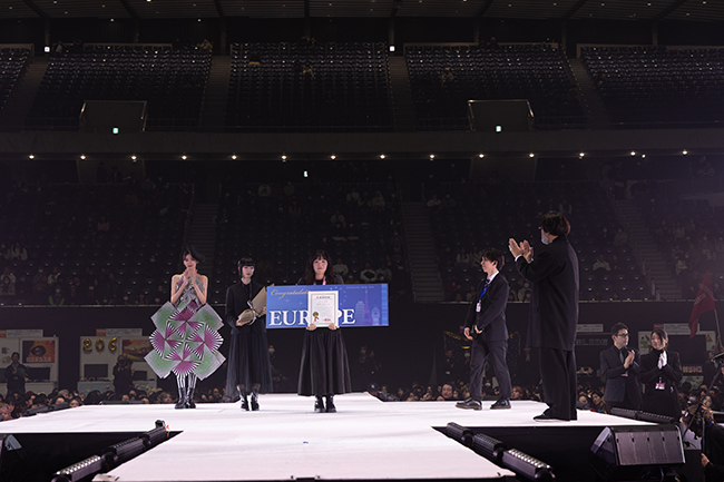 東京モード学園未来創造展2024ファッション部門モード大賞受賞時の様子