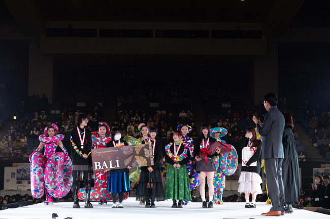 名古屋モード学園未来創造展2024ファッション部門グループ大賞受賞時の様子