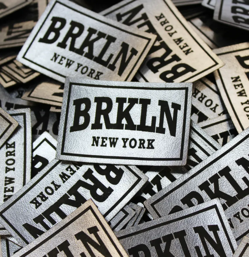 Нашивка "BRKLN" 60*40 мм серебряного цвета-2