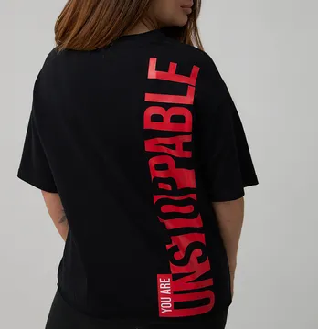 Женская футболка оверсайз "Unstoppable" черного цвета