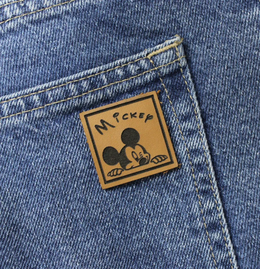 Нашивка "Mickey" подмигивает 35*35 мм светло-коричневого цвета