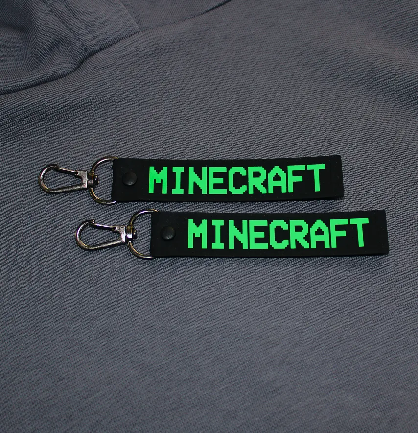 Підвіска з карабіном "Minecraft" 20*120 мм чорного кольору з зеленим написом-1