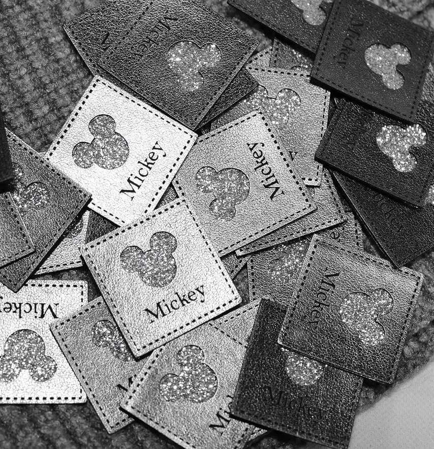 Нашивка из глитера "Mickey" 30*30 мм серебряного цвета-3