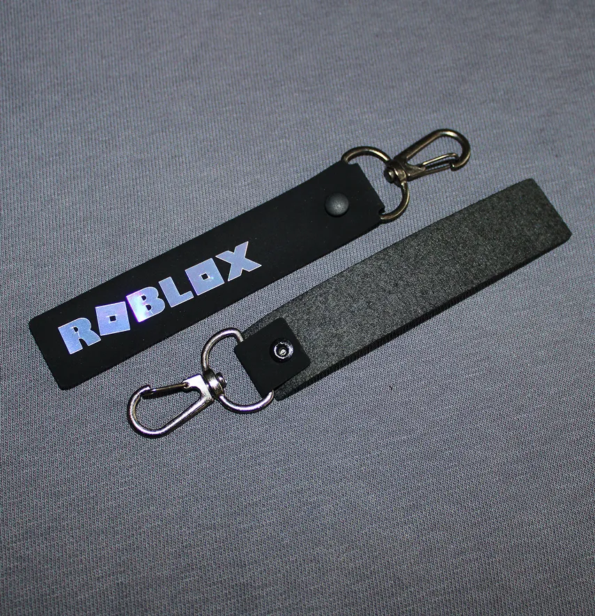 Підвіска з карабіном "Roblox" 20*120 мм чорного кольору-1