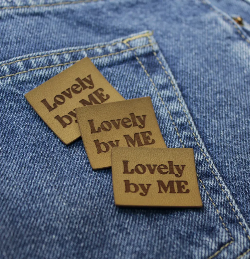 Нашивка "Lovely" 35*30 мм песочного цвета-1