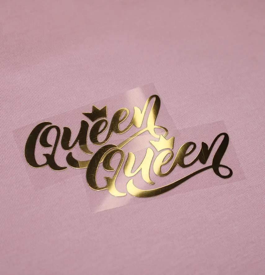 Термоаплікація з плівки "Queen" 3*7 см золотого кольору-3