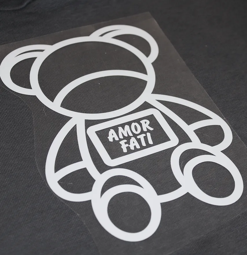 Термоаплікація з плівки "Amor fati" 17*13 см білого кольору-1