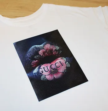 Нашивка тканева "Губи з квітами" 19*25 см