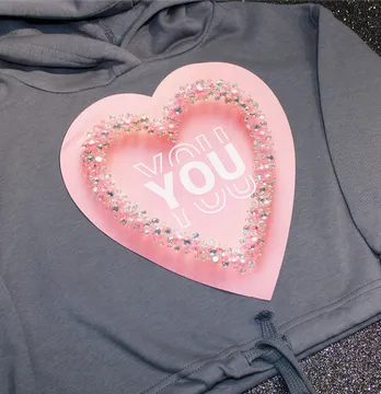 Нашивка тканева з декором "You" рожеве серце з глітером 21,5*24 см
