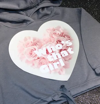 Нашивка тканева фігурна "Whos that girl" серце 25*24 см