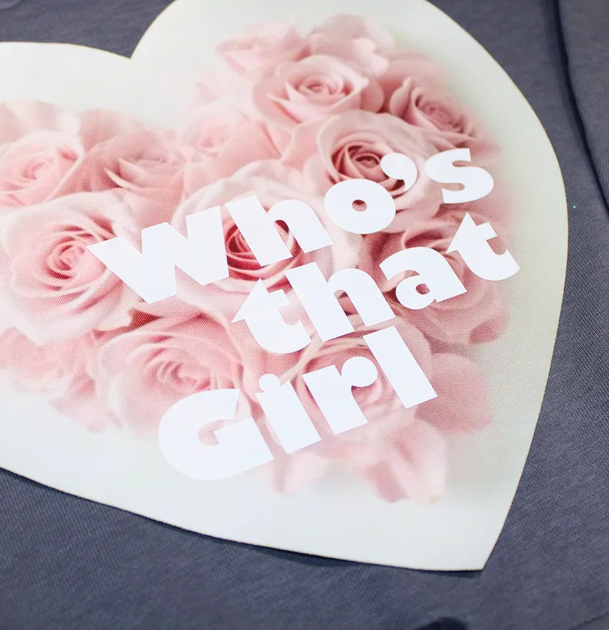 Нашивка тканева фігурна "Whos that girl" серце 25*24 см-1