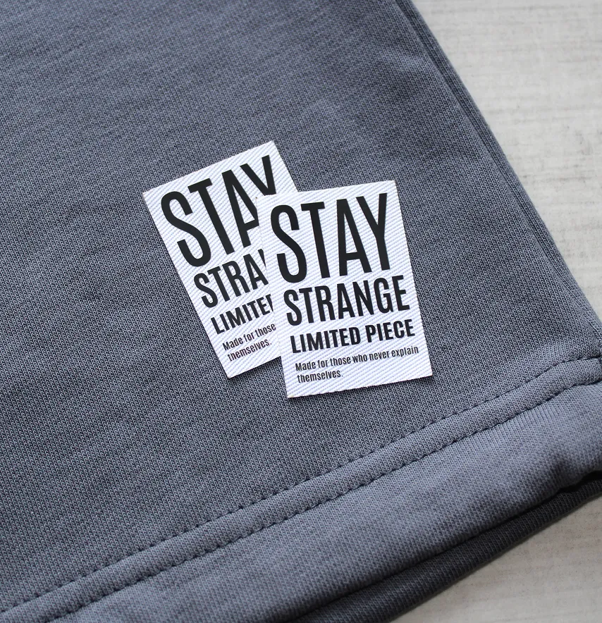 Нашивка котонова "Stay strange" 35*50 мм-1
