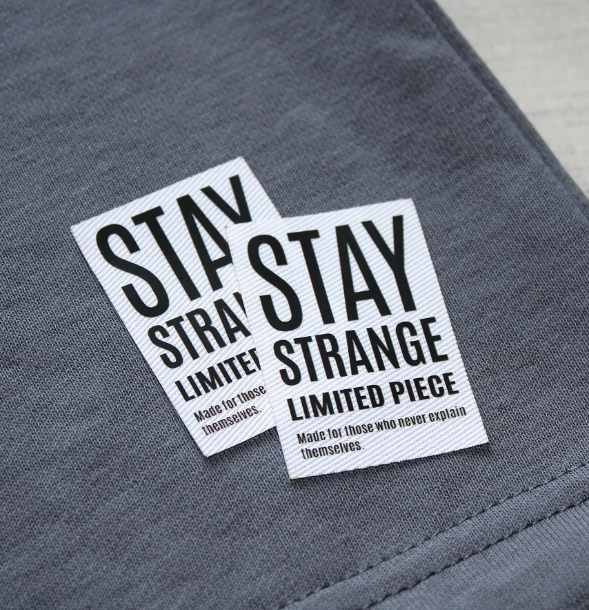 Нашивка котонова "Stay strange" 35*50 мм-2