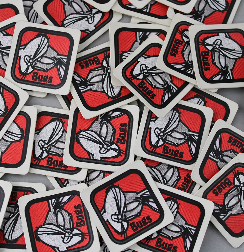 Нашивка "Bugs" на червоному 40*40 мм молочна основа-3