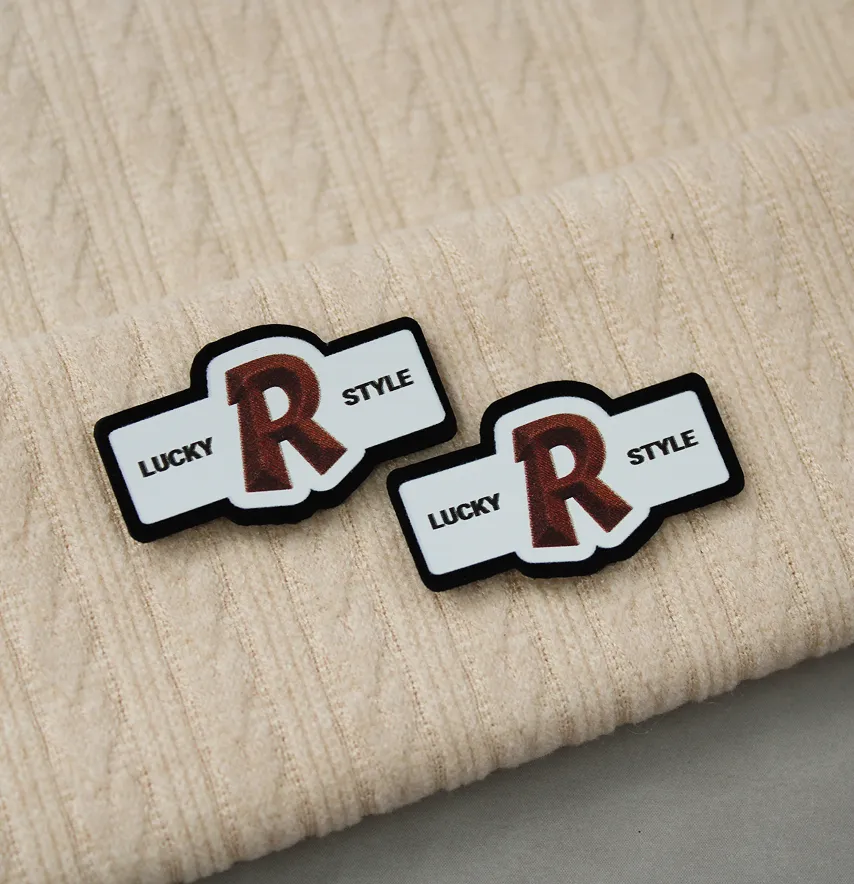 Нашивка "Lucky Style R" на білому 40*23 мм чорна основа-2