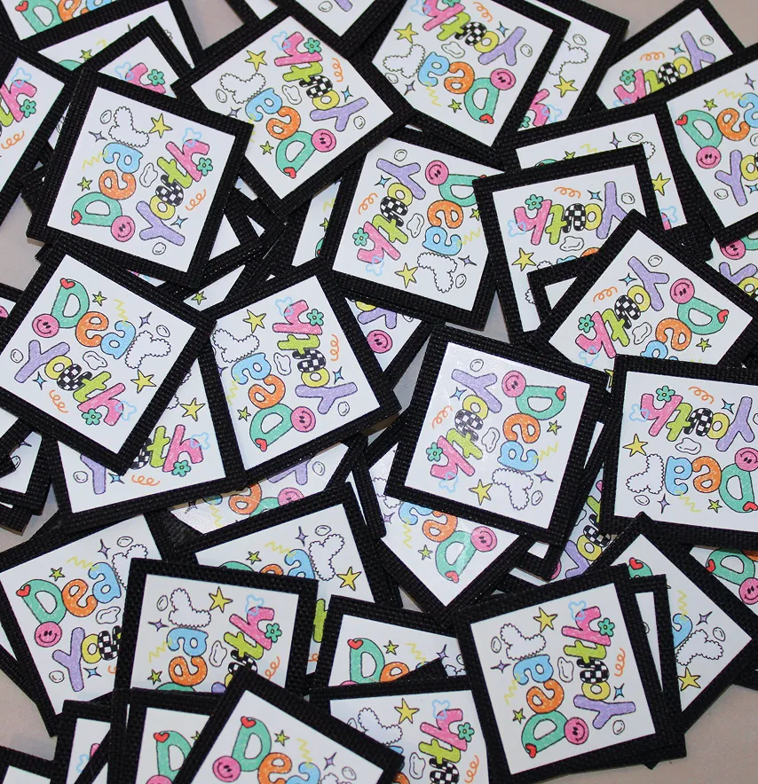 Нашивка "Dear youth" на білому 30*30 мм чорна основа-3