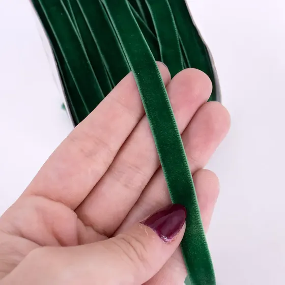 Fita De Veludo 10Mm Em Poliester Com 45 Metros - Verde Bandeira