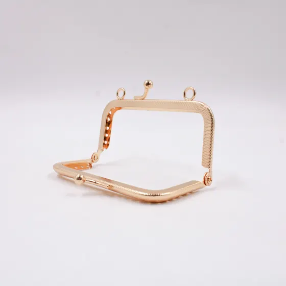 Fecho Da Vovo Trabalhado 90X51Mm Em Ferro Unidade - Dourado