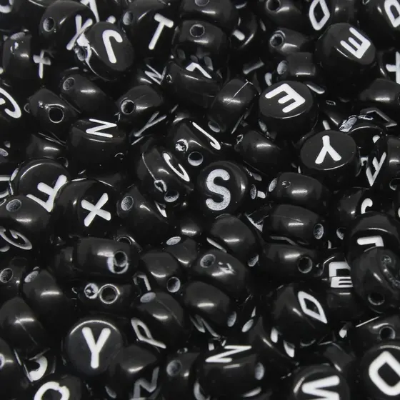 Micanga Entremeio Redondo Com Letra 07Mm Em Plastico Com 500Gr Fc509 - Preto E Branco
