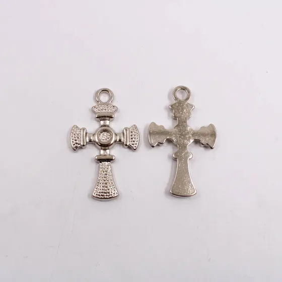 Pingente Cruz Trabalhada 43X21Mm Em Zamac Com 12 Pecas - Niquel