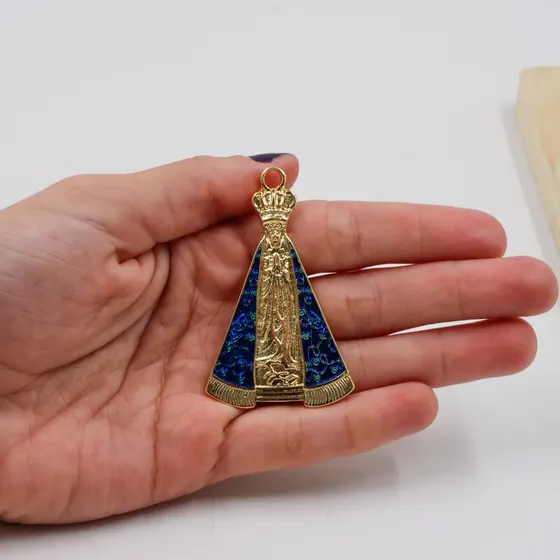 Pingente Cataforetico Resinado Nossa Senhora Aparecida 58X36Mm Em Zamac Com 02 Pecas - Dourado